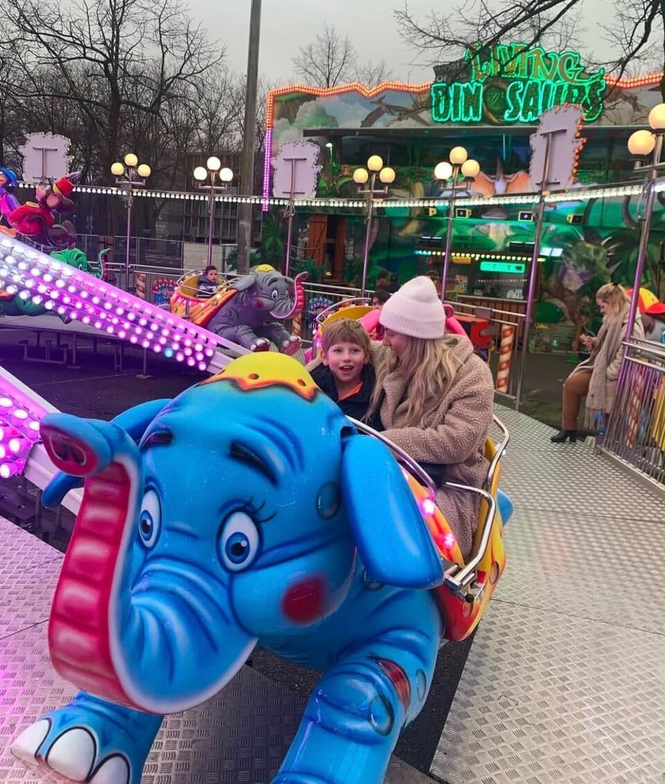 Samen in de olifant van een draaimolen op de kermis